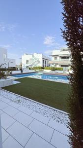 ein Schwimmbad vor einem Gebäude in der Unterkunft Hogar Feliz de España in Ciudad Quesada