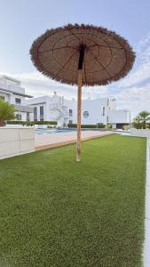 ein Regenschirm auf einer Wiese in der Unterkunft Hogar Feliz de España in Ciudad Quesada