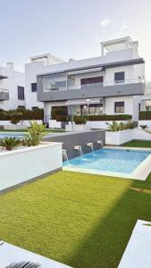 ein Bild von einem Haus mit einem Swimmingpool in der Unterkunft Hogar Feliz de España in Ciudad Quesada