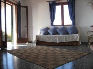 sala de estar con sofá y almohadas azules en Can Roc, en Es Mercadal