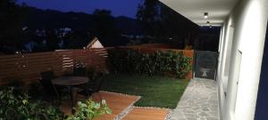 Κήπος έξω από το Forest Hill Apartment, near Ljubljana, new