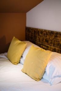 Postel nebo postele na pokoji v ubytování Luxury Single Small Room Central Location King Bed