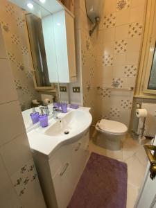 un baño con lavabo e inodoro en Attico Aventino, en Roma