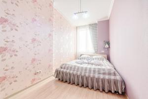 Un pat sau paturi într-o cameră la Chudo Gorod Apartment