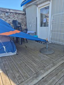 博里霍尔姆trädgården 2的甲板上有一个蓝色的天篷,上面有帐篷