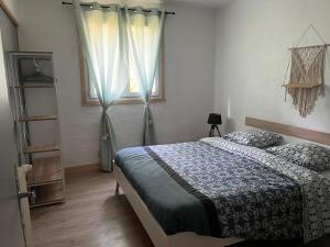 Ένα ή περισσότερα κρεβάτια σε δωμάτιο στο Bas de chalet plein pied