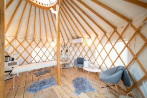 Glamping Dolina的休息区