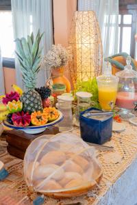 una mesa cubierta con platos de comida y fruta en Dayo Hotel, en Flecheiras 89 fotos más