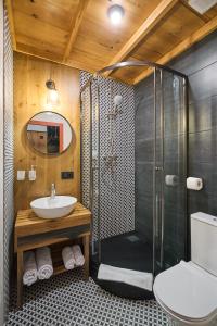 Koupelna v ubytování WOOD Design Aparthotel + 40 fotografií