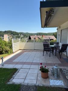 a patio with chairs and a table on a patio at Ferienwohnung Wahlich in Idar-Oberstein