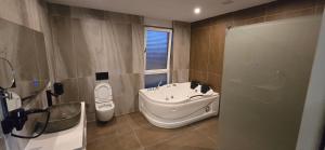 Koupelna v ubytování Hotel Pojata + 37 fotografií