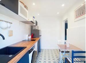 Dapur atau dapur kecil di Maisonnette de Lucnat