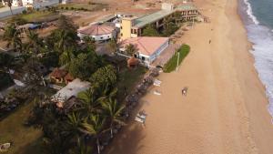 una vista aérea de una playa con palmeras y edificios en La Playa Beach Resort & Restaurant, en Lomé