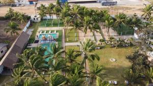Una vista aérea de un resort con piscina y palmeras. en La Playa Beach Resort & Restaurant, en Lomé