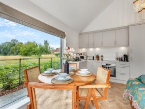 eine Küche und ein Esszimmer mit Tisch und Stühlen in der Unterkunft Uk47693 - Piglet Cottage in Wimbish