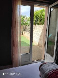 une fenêtre ouverte avec vue sur la cour dans l'établissement A quelques pas de la mer, à Saint Cyprien Plage