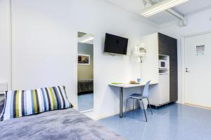 Tempat tidur dalam kamar di Forenom Hostel Vantaa Aviapolis