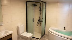 Koupelna v ubytování Max Suite Hotel + 19 fotografií