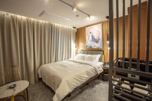 un dormitorio con una cama y una mesa en On the Moon Hotel, en Wonju 29 fotos más