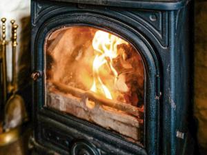 a stove with a fire in it at Bondcroft Farm Cottage in Embsay