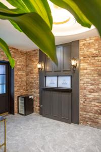 vestíbulo con chimenea y pared de ladrillo en On the Moon Hotel, en Wonju