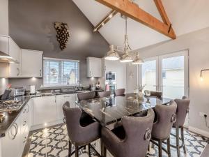 eine Küche mit Esstisch und Stühlen in der Unterkunft Stargazer in Beadnell