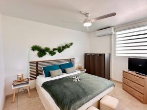 Rúm í herbergi á 2 chambres, proche plage, résidence calme