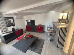 an overhead view of a living room with a table at Appartement duplex en Alsace in Geudertheim