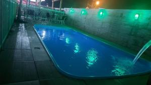 Kolam renang di atau dekat dengan Pousada Ilha do Itacolomi Com Piscina Proximo do Beto Carrero