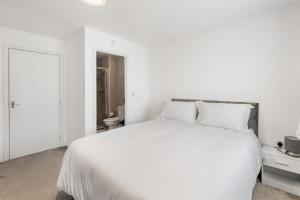 Postel nebo postele na pokoji v ubytování Spacious 4-Bed Home Near City Links