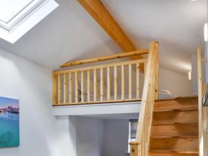 eine Leiter, die zu einem Loft in einem Haus führt in der Unterkunft The Boat House in Padstow