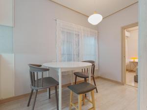 comedor con mesa y 4 sillas en Miso3bedrooms 5beds seoulST, en Seúl