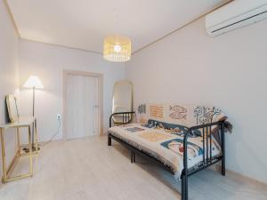 1 dormitorio con 1 cama, 1 mesa y 1 lámpara en Miso3bedrooms 5beds seoulST, en Seúl 15 fotos más