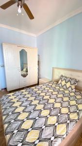 une chambre avec un grand lit dans une pièce dans l'établissement Duplex face à la Mer au Complex Tarifa, à Mrarech