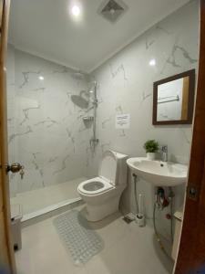 un baño con inodoro y lavabo en Villa Talisay Ocean View, en Samal