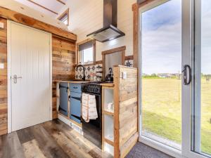 Η κουζίνα ή μικρή κουζίνα στο Fox Tiny House- Uk47395