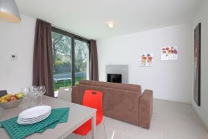 salon ze stołem i kanapą w obiekcie Villa T14 w mieście Bardolino