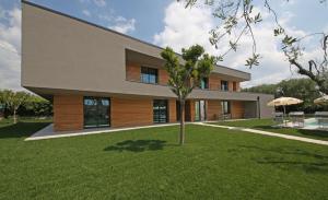 a house with a tree in front of it at Villa T14 in Bardolino