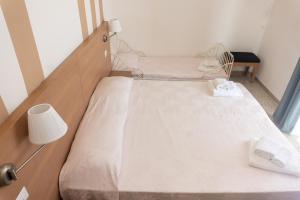 Voodi või voodid majutusasutuse Hotel Gin sul mare toas