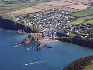 Una vista aérea de una playa con gente en el agua. en Westward Ho - Uk44492, en Hope-Cove 2 fotos más