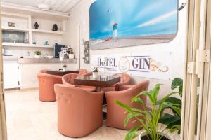 Televiisor ja/või meelelahutuskeskus majutusasutuses Hotel Gin sul mare