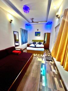 una camera con letto e divano di Le Majestic Serenity Inn a Pondicherry