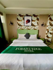 Postel nebo postele na pokoji v ubytování Forest Edge Hotel