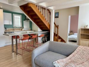 ein Wohnzimmer mit Sofa und eine Küche in der Unterkunft Évasion Marine à 2 pas du Port in Saint-Gilles-Croix-de-Vie + 18 Fotos