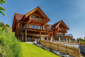 SausalBiochalet Haus 2的一座带楼梯的大型木屋