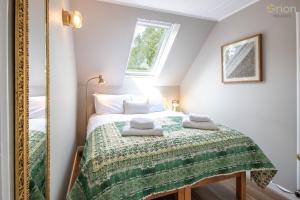 Un dormitorio con una cama con una manta verde. en Isis Lakes 31, Bonheur, en South Cerney