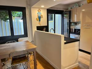Dapur atau dapur kecil di Artistic house +14 gambar