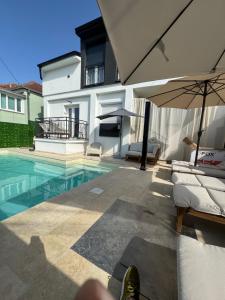 Bazén v ubytování NOA Apartaments Pool&Spa nebo v jeho okolí + 16 fotografií