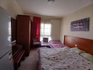 ein Hotelzimmer mit zwei Betten und einem Fenster in der Unterkunft Aqua view Park North coast ---91km in El-Alamein + 87 Fotos