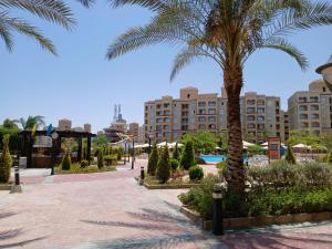 ein Resort mit einer Palme und einem Gebäude in der Unterkunft Aqua view Park North coast ---91km in El-Alamein